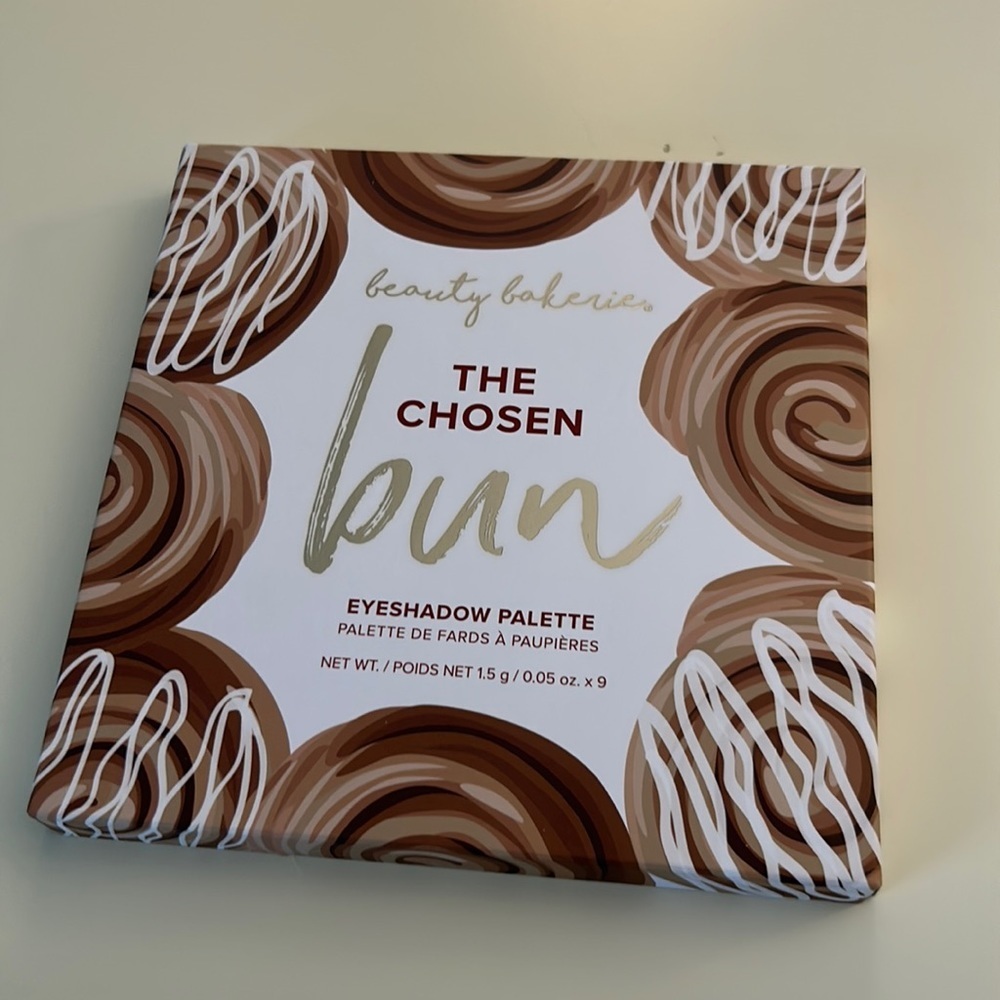 Beauty Bakerie The chosen bun eye shadow pallet
